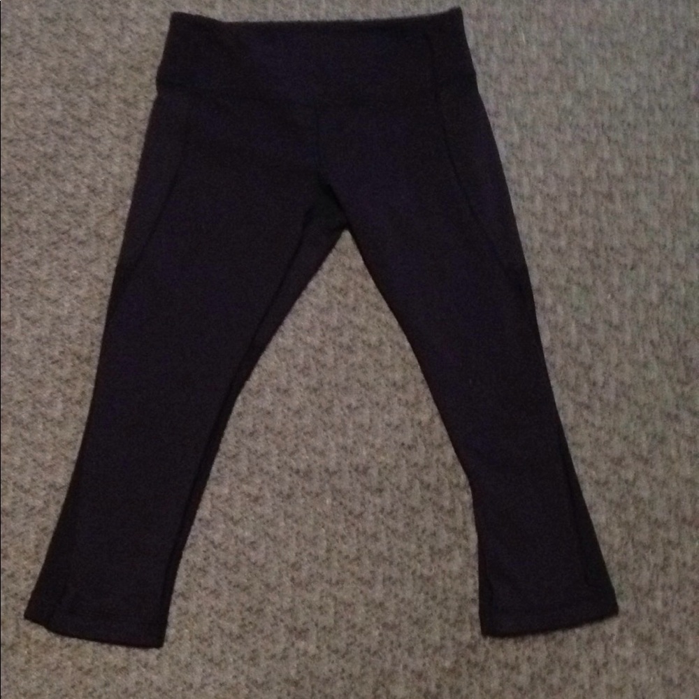 Lululemon black Capris with mesh back Sz 8